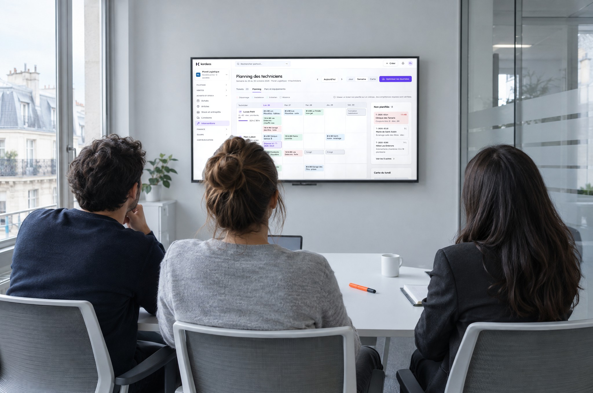 Équipe devant le planning Kordeos en réunion