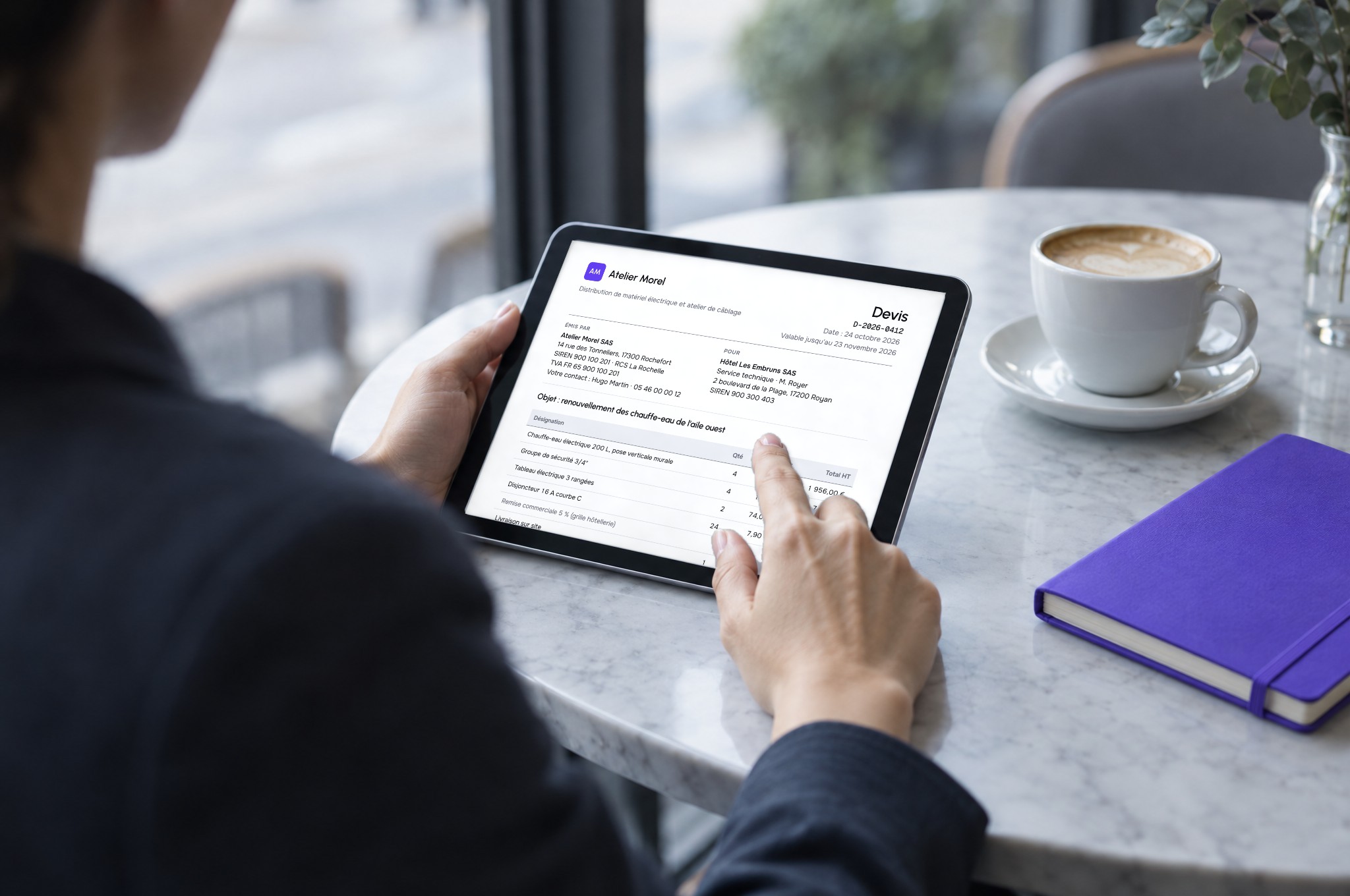 Dirigeant signant un devis sur tablette avec Kordeos